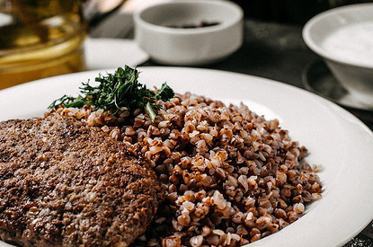 Макароны с сыром и гречка с котлетой: почему в 2023 году простая еда из детства снова в тренде