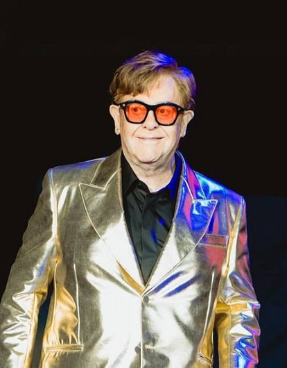 Элтона Джона срочно госпитализировали после падения