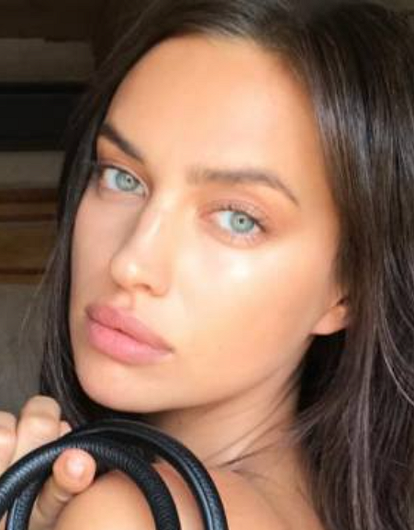 Вместе в отпуске: Ирина Шейк разделась перед Брэдли Купером (фото)