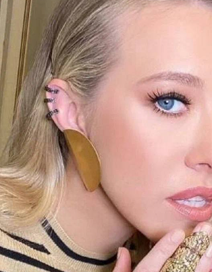 «Когда успела грудь сделать?»: Ксения Собчак поделилась снимком с глубоким декольте