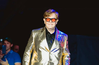 Элтона Джона срочно госпитализировали после падения