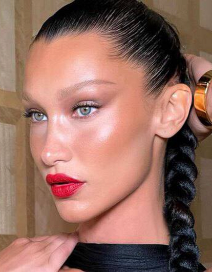 Не узнать: Белла Хадид показала фото из больницы и рассказала о болезни Лайма