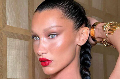 Не узнать: Белла Хадид показала фото из больницы и рассказала о болезни Лайма