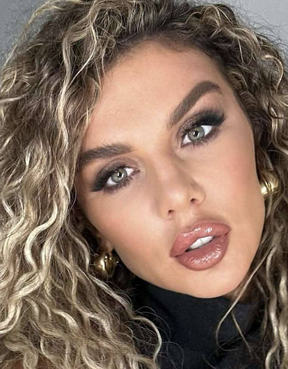 Беременна: в Сети появилось фото Анны Седоковой с округлившимся животом