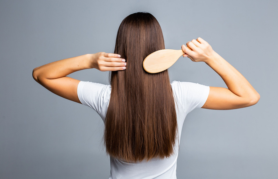 Сезонный волосопад: когда пора бить тревогу и бежать к врачу