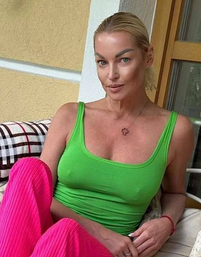 Не к дочке: Анастасия Волочкова пришла на линейку ребенка домработницы