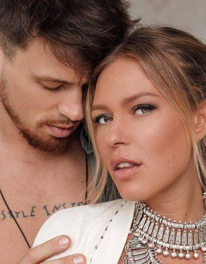 Прямо во время свадьбы: муж Риты Дакоты страстно поцеловался с ее подругой