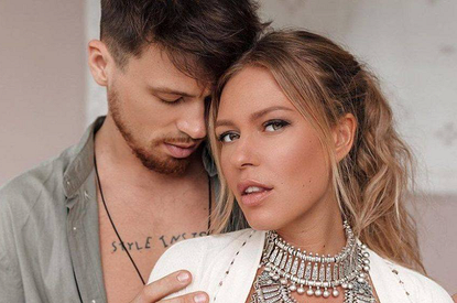 Прямо во время свадьбы: муж Риты Дакоты страстно поцеловался с ее подругой