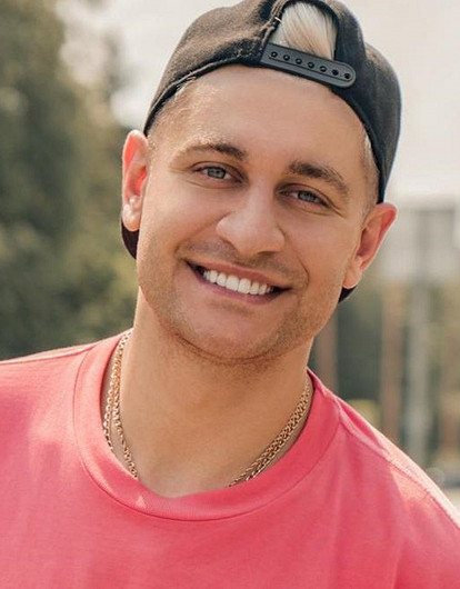 Блогер и актер Давид Манукян попал в больницу