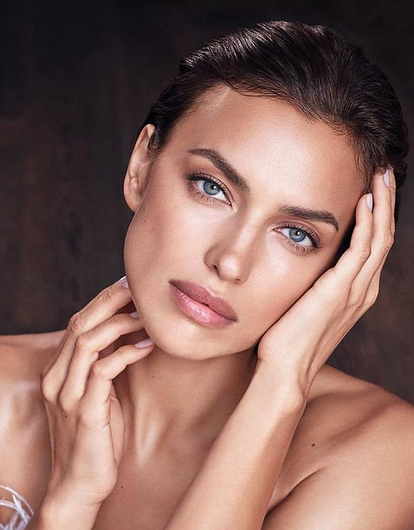 Обнаженная Ирина Шейк вышла в свет в прозрачном платье