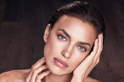 Обнаженная Ирина Шейк вышла в свет в прозрачном платье