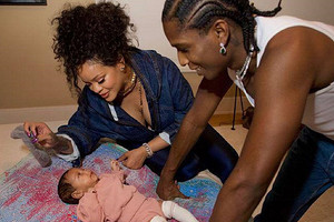 Рианна и A$AP Rocky впервые показали фото новорожденного сына