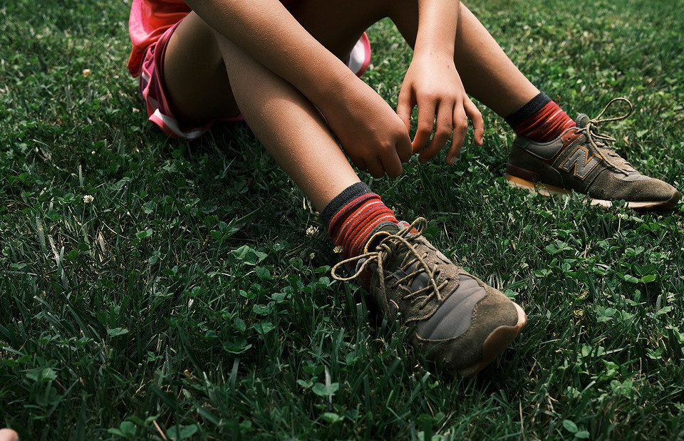 Как правильно подобрать детскую ортопедическую обувь и всем ли она полезна