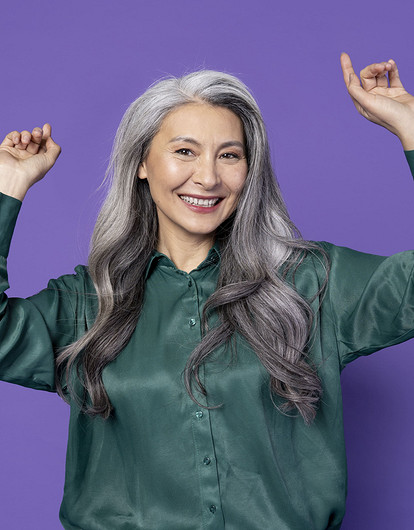 На 10 лет моложе: какое окрашивание поможет скрыть седину