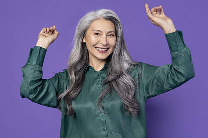 На 10 лет моложе: какое окрашивание поможет скрыть седину