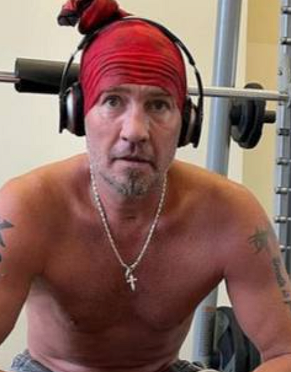 Роман Костомаров показал, как плавает в бассейне после ампутации