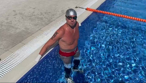 Роман Костомаров показал, как плавает в бассейне после ампутации