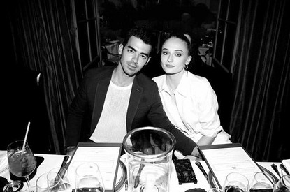 Развод, но не из-за измены: с чего начиналась история любви Софи Тернер и Джо Джонаса и к чему привела