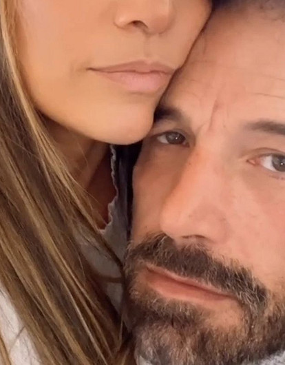 «Он на чилле»: Дженнифер Лопес оправдалась за вечно недовольное лицо Бена Аффлека