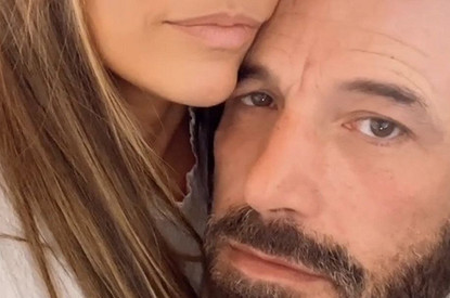 «Он на чилле»: Дженнифер Лопес оправдалась за вечно недовольное лицо Бена Аффлека