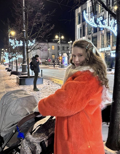 Певица Лиза Монеточка стала мамой во второй раз