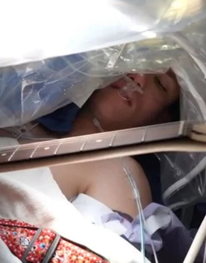 Пациент играл на гитаре во время операции на мозге. Хирург объяснил, зачем это было нужно