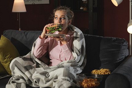 Как перестать есть по ночам: советы диетологов
