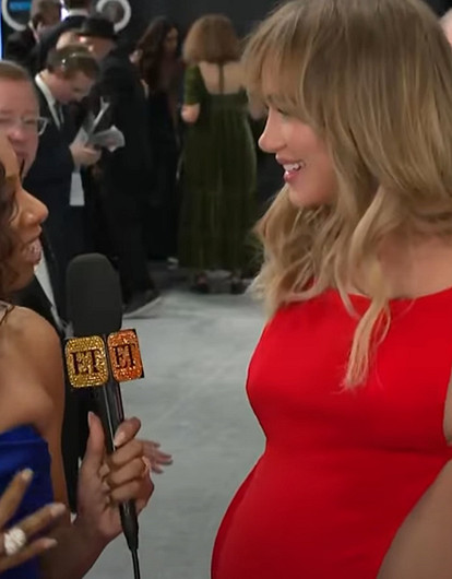 Возлюбленная Роберта Паттинсона задала новый тренд в «беременной» моде