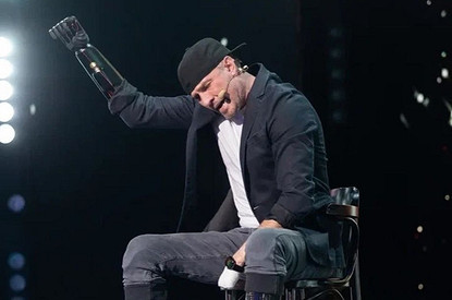 «Летаю, хоть и не высоко»: оставшийся без кистей рук и ног Роман Костомаров попробовал флайбординг