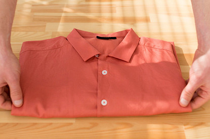 Как сложить рубашку, чтобы не помялась: собираем чемодан правильно