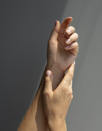 К чему чешется левая рука: приметы по времени и части руки