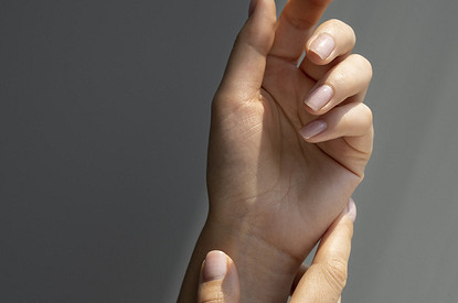 К чему чешется левая рука: приметы по времени и части руки