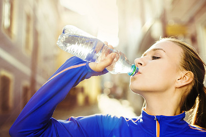 Можно ли пить воду во время тренировки и сколько: советы эксперта