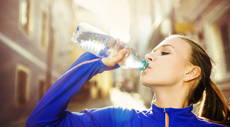 Можно ли пить воду во время тренировки и сколько: советы эксперта