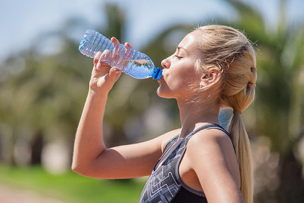 Можно ли пить воду во время тренировки и сколько: советы эксперта