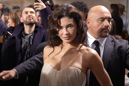 В Сети обсуждают одутловатое лицо Кайли Дженнер на Неделе моды в Париже