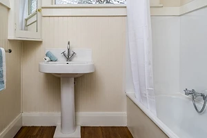 Как спрятать трубы в ванной: 5 практичных способов и дизайнерских идей