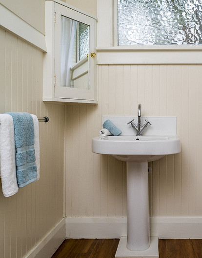 Как спрятать трубы в ванной: 5 практичных способов и дизайнерских идей