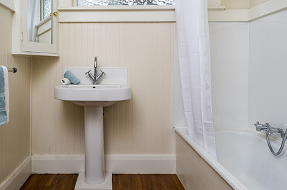 Как спрятать трубы в ванной: 5 практичных способов и дизайнерских идей