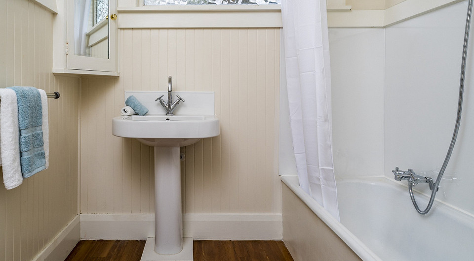 Как спрятать трубы в ванной: 5 практичных способов и дизайнерских идей