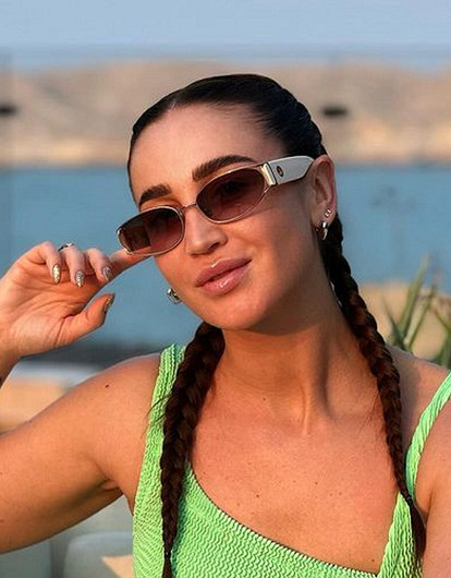 «Возраст все-таки видно…»: Ольга Бузова опубликовала фото с отдыха без макияжа