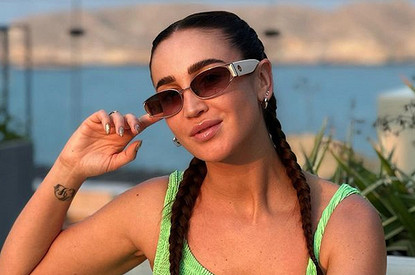 «Возраст все-таки видно…»: Ольга Бузова опубликовала фото с отдыха без макияжа