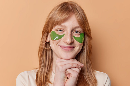 Как пользоваться патчами для глаз: простые правила борьбы с отеками и усталым взглядом