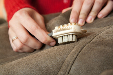 Как почистить диван от всех видов пятен своими руками: пошаговая инструкция