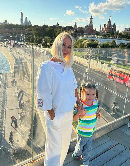 Телеведущая Лера Кудрявцева ищет среди подписчиков няню для 6-летней дочки