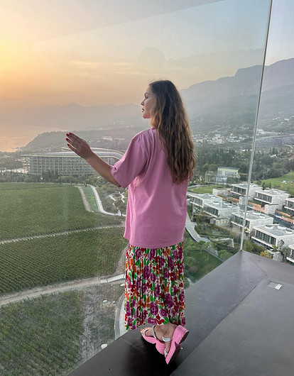 Телеведущая Екатерина Андреева упала в прямом эфире на Первом канале