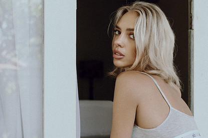 40-летняя звезда Comedy Woman Надежда Сысоева снялась в прозрачном платье без нижнего белья