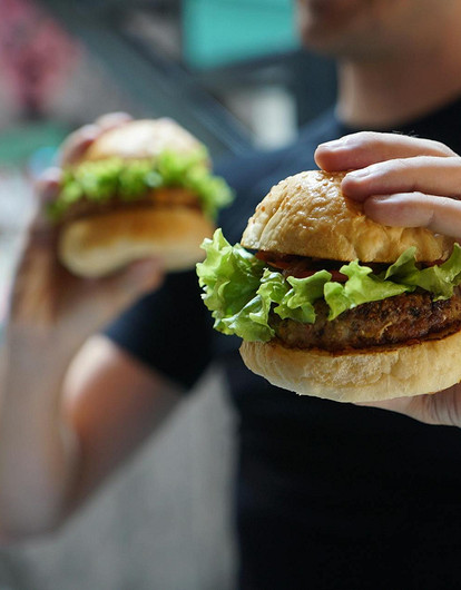 Гастроэнтеролог назвал эффективные способы борьбы с нездоровой тягой к еде