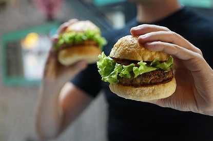 Гастроэнтеролог назвал эффективные способы борьбы с нездоровой тягой к еде