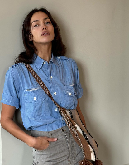 Ирина Шейк показала фигуру в эффектном мини-платье